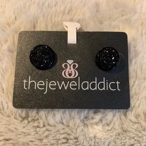 Elegant black earrings